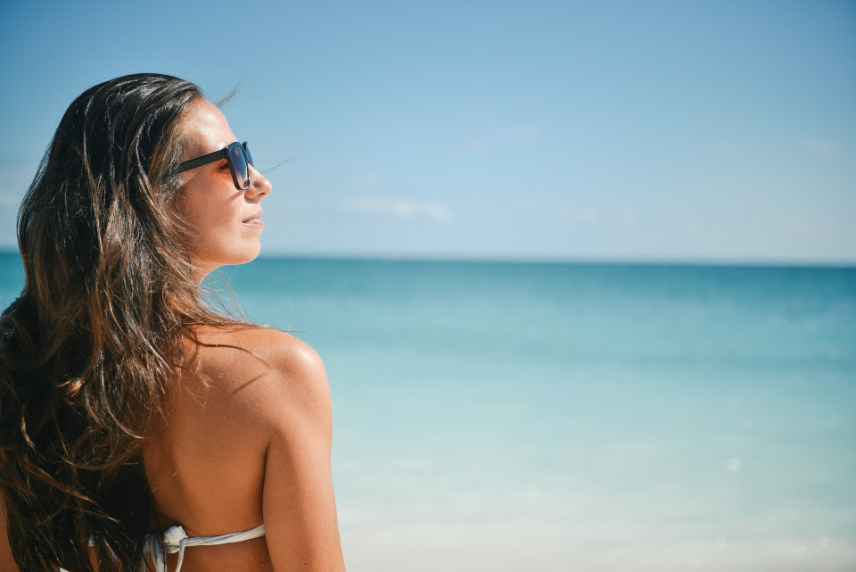 femme avec une petite poitrine en maillot de bain